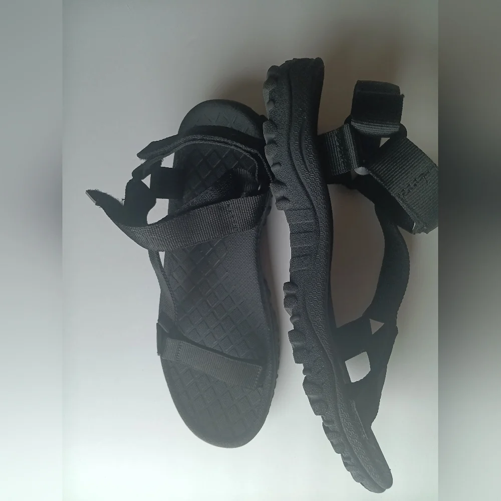 Black Sandals with Sleek Design and Comfort